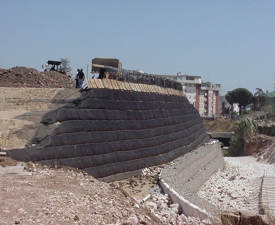 ساخت و اجرای دیوارهای حائل خاک مسلح تا زاویه 90 درجه